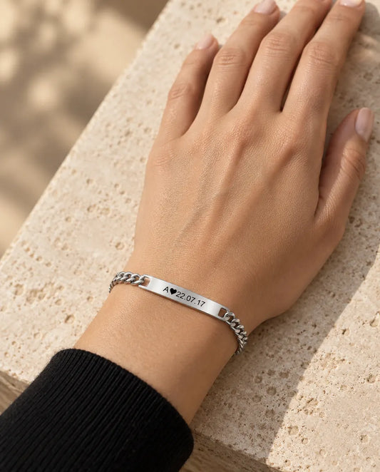 Pulsera grabada de pareja - llevado por una modelo