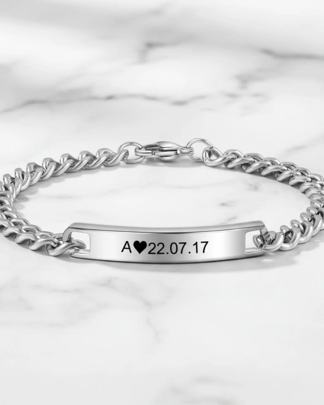 Pulsera grabada de pareja – placa con inicial y fecha en cadena barbada, modelo para ella o para él