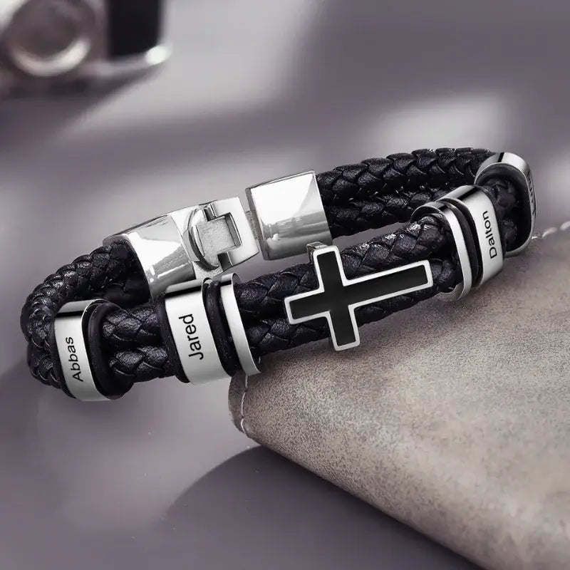 Pulsera hombre grabada – cuero negro con cruz y hasta 4 nombres, regalo para papá y para él