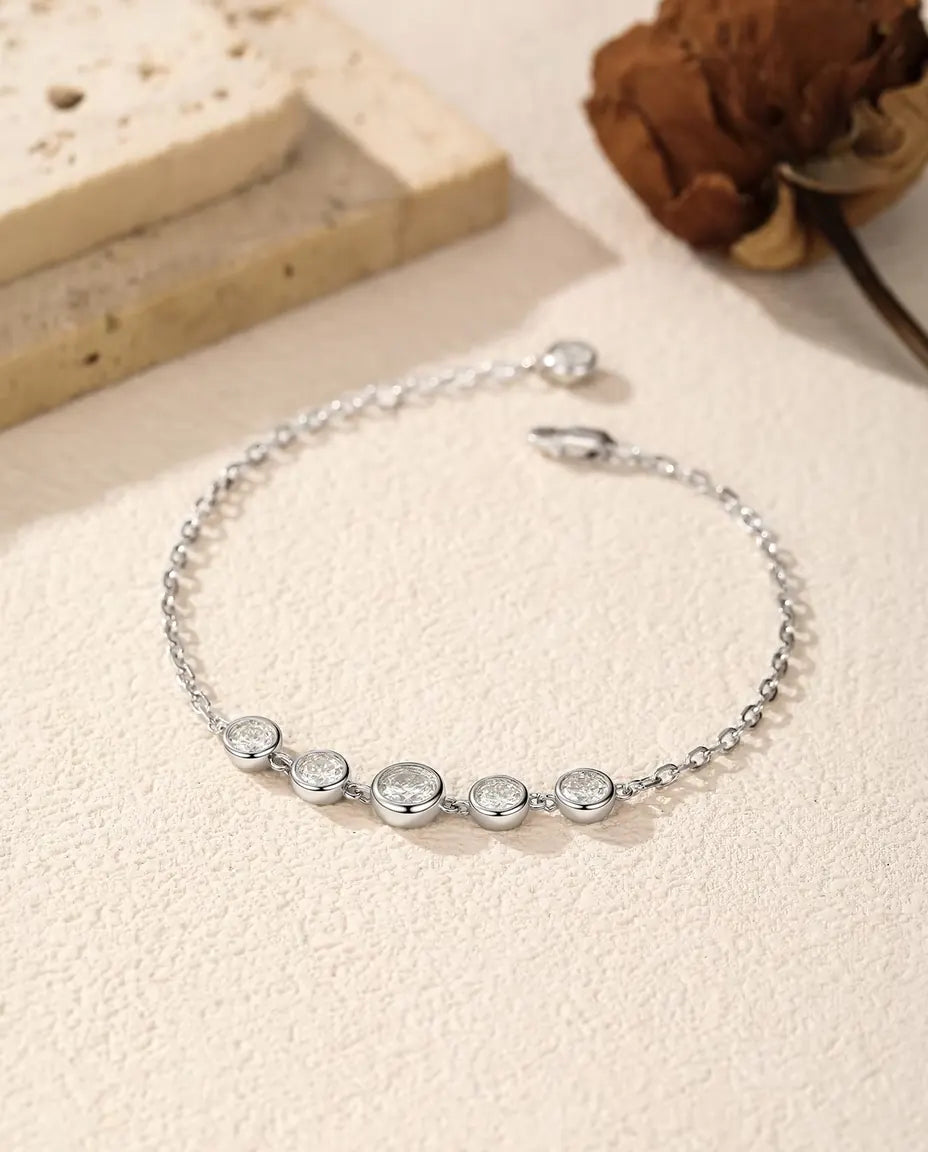 Pulsera de Moissanita en Bisel en Plata 925 - suelta sobre una superficie clara, con cierre y alargador