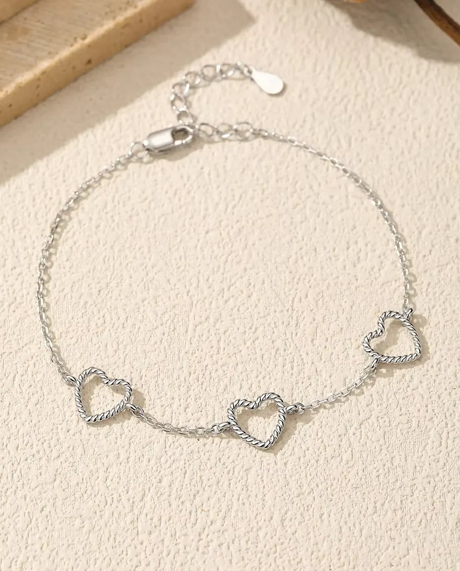 Pulsera Corazones - tres corazones abiertos de 8 mm en plata trenzada sobre cadena forzada de plata 925, 16 cm más alargue de 3 cm