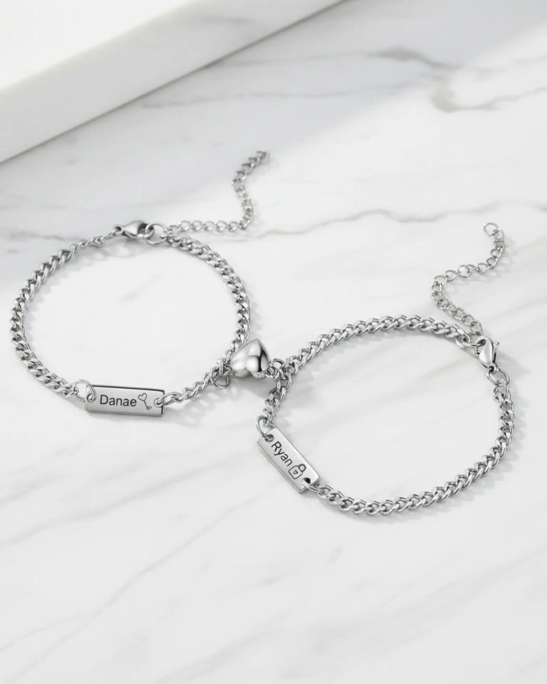 Pulseras de pareja – candado y llave imantados, placas grabadas sobre cadena barbada, lote de 2