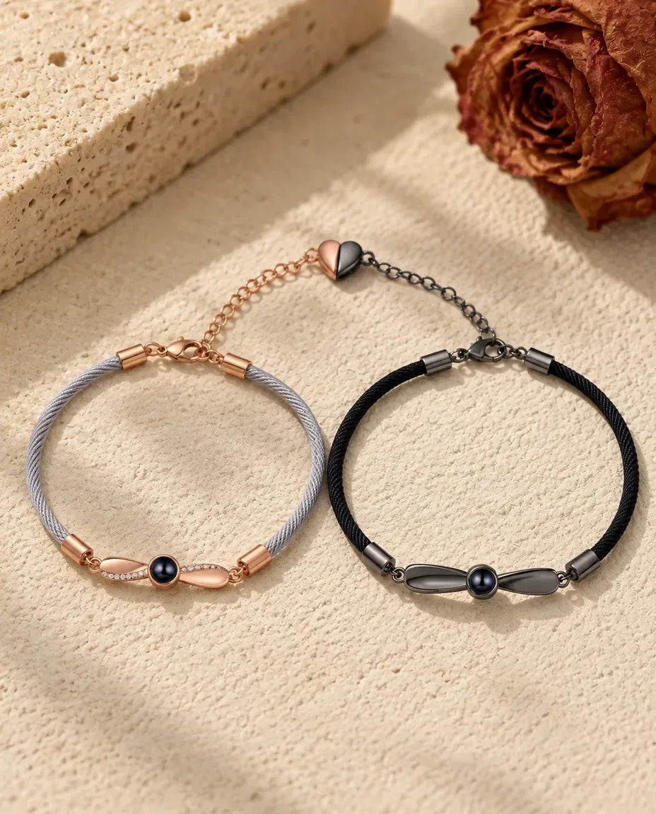 Pulseras de pareja con foto dentro - pareja a juego sobre una superficie