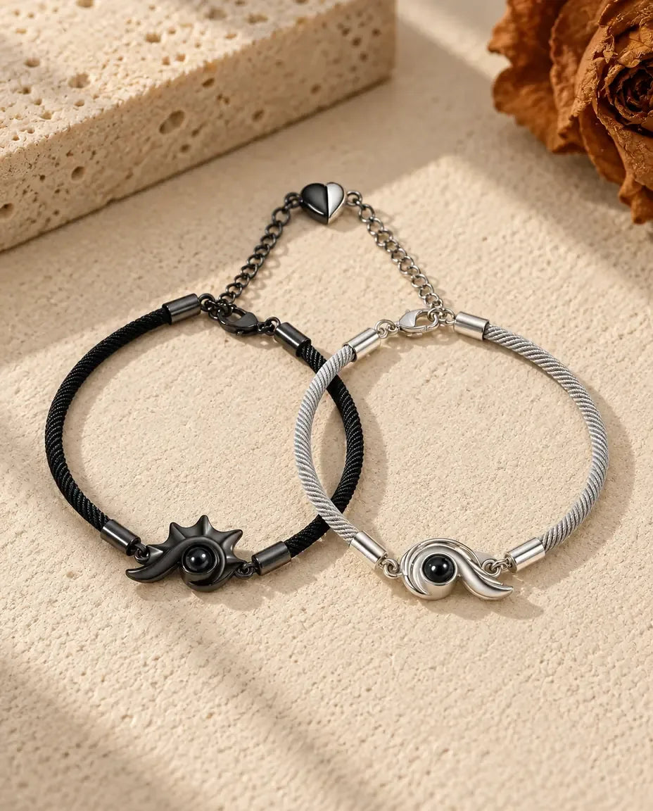 Pulseras de pareja con foto dentro - pareja a juego sobre una superficie