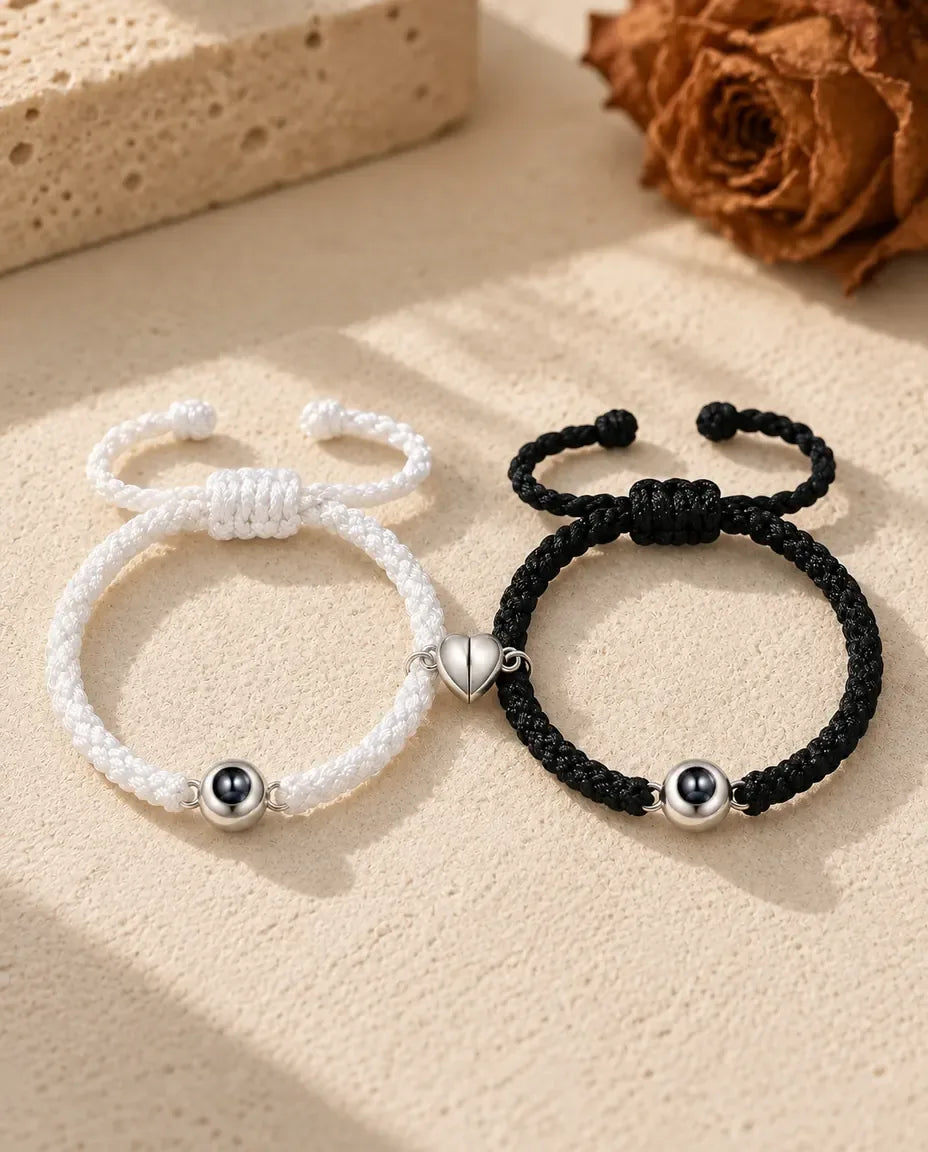 Pulseras de pareja con foto dentro - pareja a juego sobre una superficie