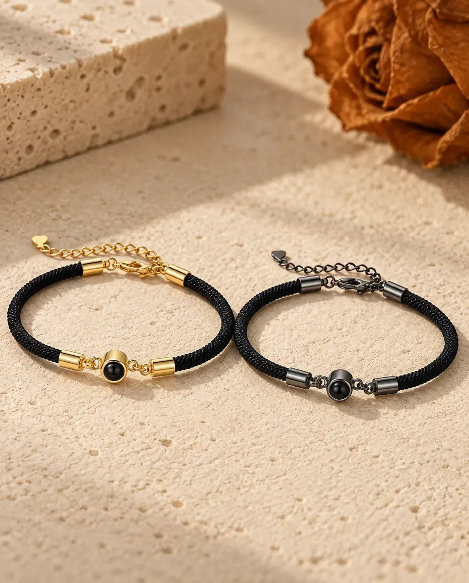Pulseras de pareja con foto dentro - pareja a juego sobre una superficie