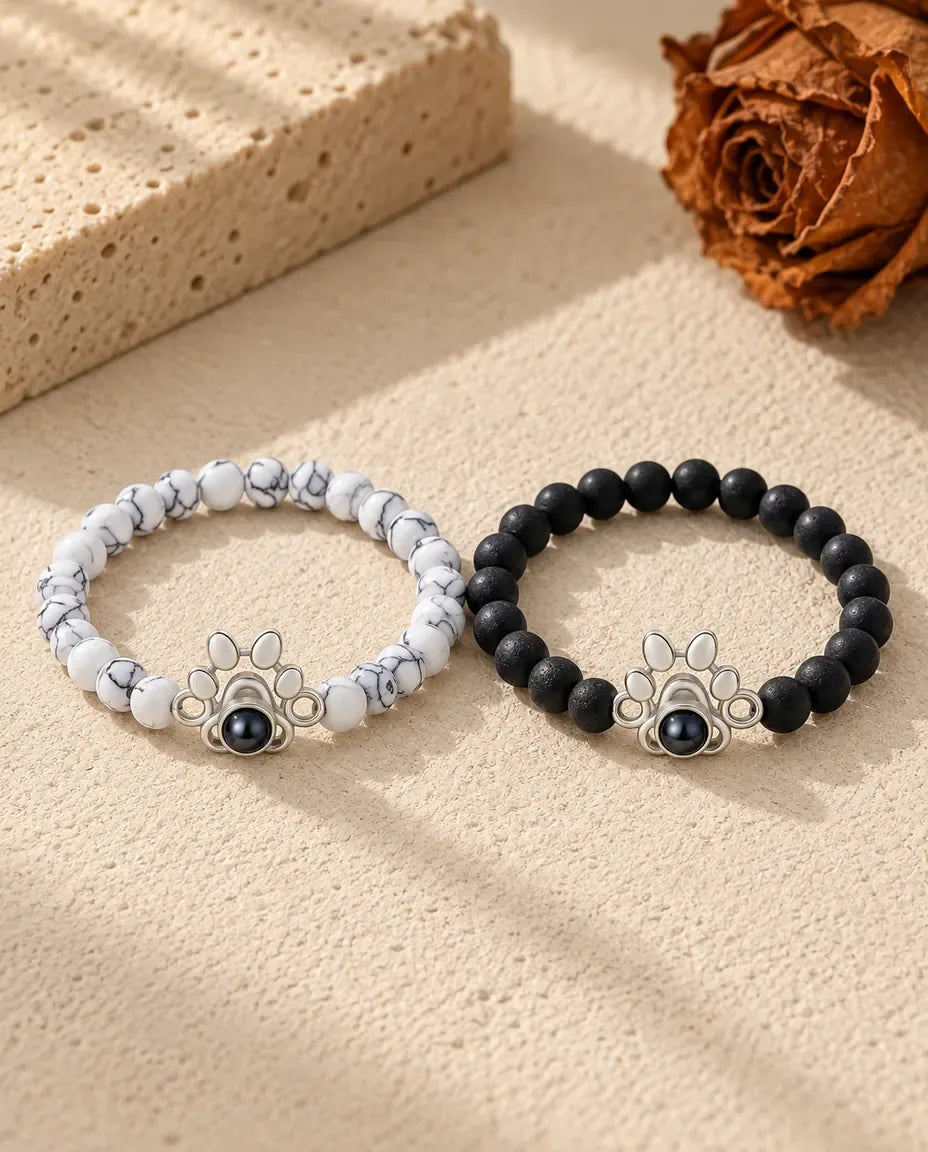 Pulseras de pareja con foto dentro - pareja a juego sobre una superficie