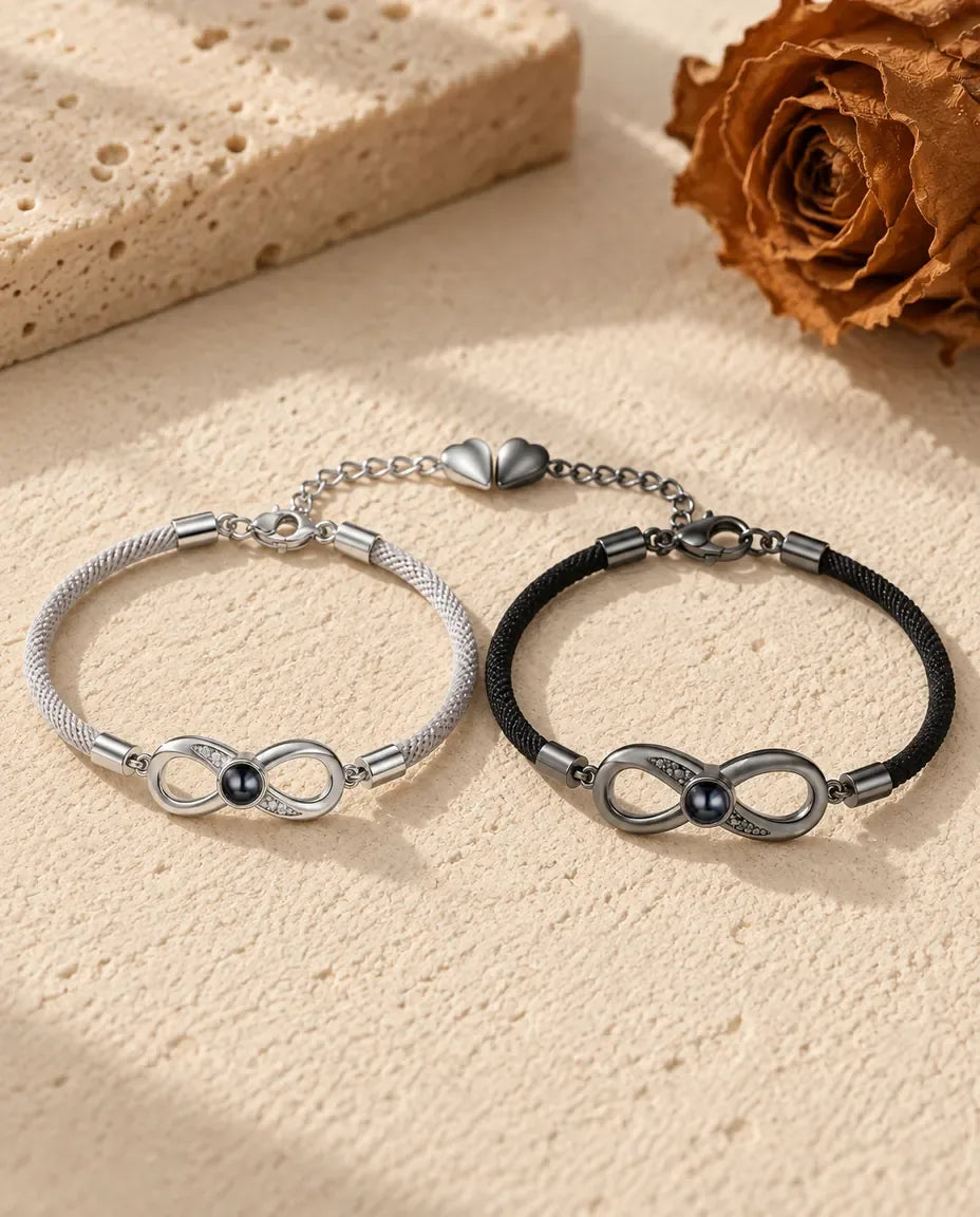 Pulseras de pareja con foto dentro - pareja a juego sobre una superficie