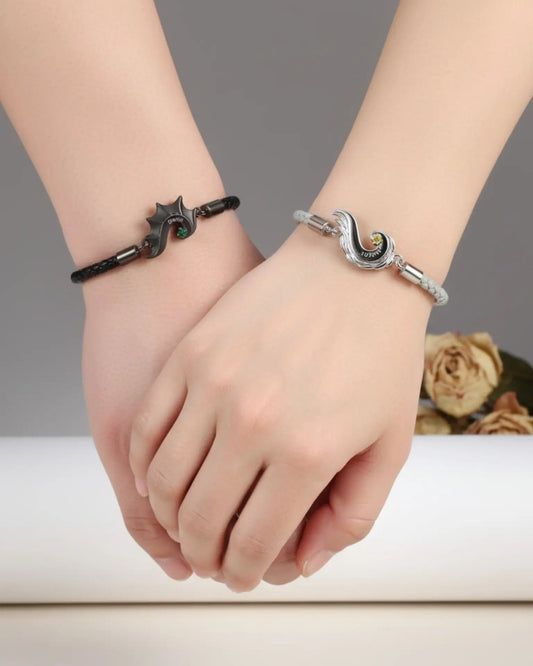 Pulseras de pareja con nombre – medio corazón con ala de dragón y ala de ángel, cuero y piedra de nacimiento