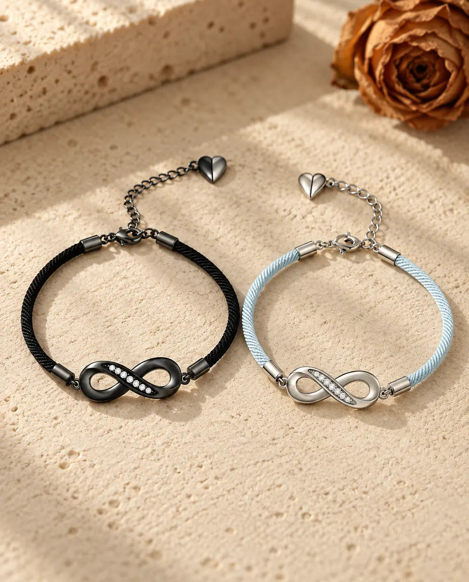 Pulseras de pareja grabadas - pareja a juego sobre una superficie