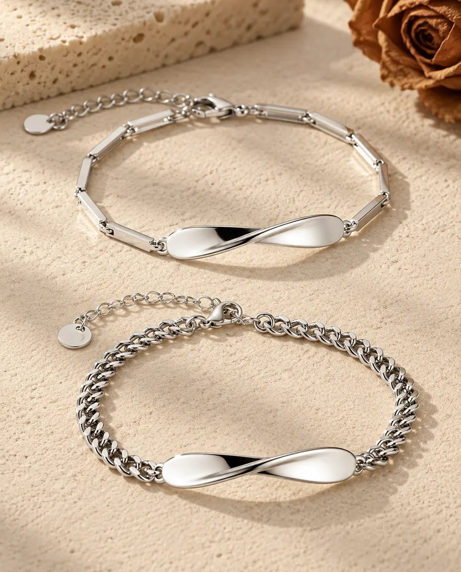 Pulseras de pareja - pareja a juego sobre una superficie
