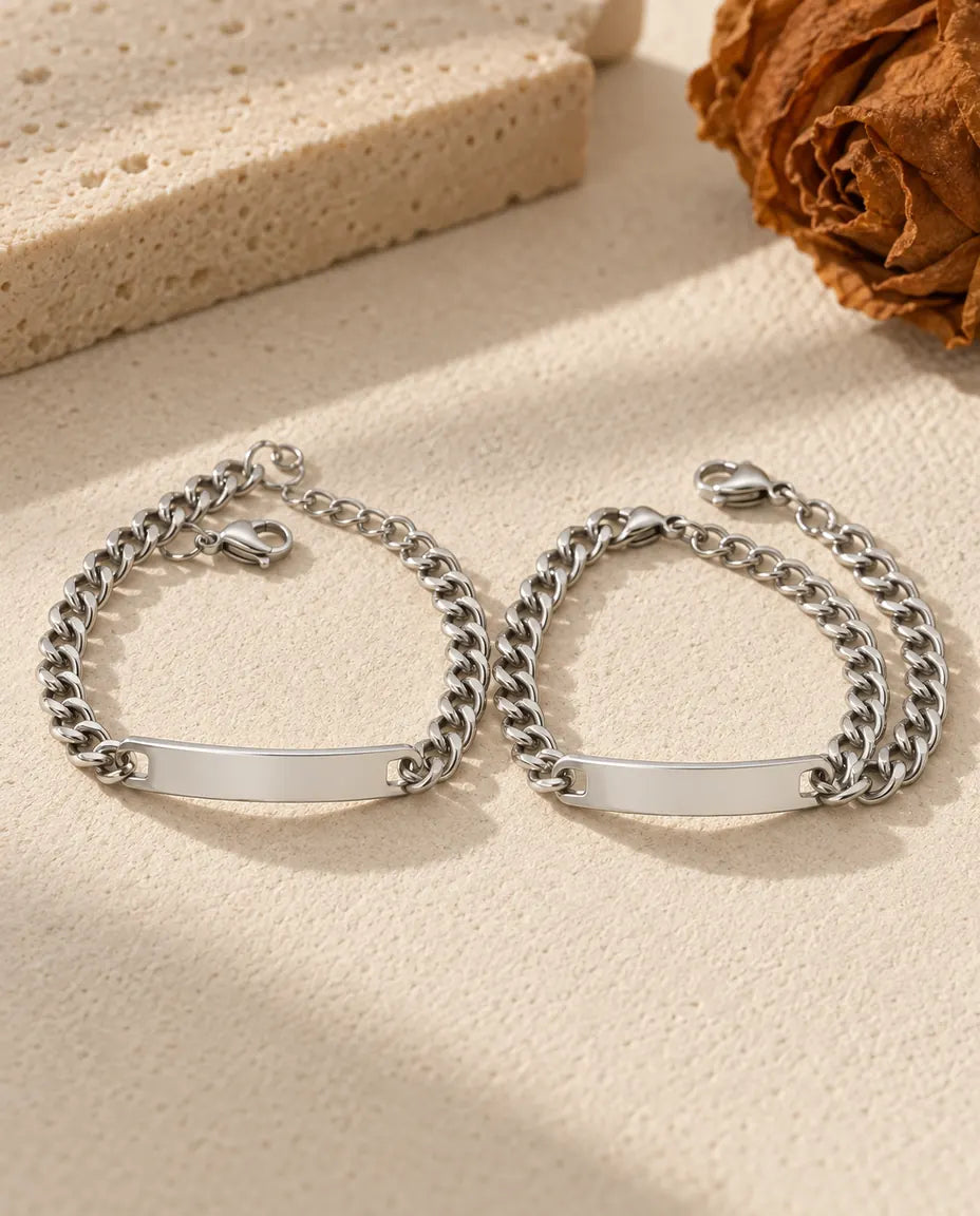 Pulseras de pareja grabadas - pareja a juego sobre una superficie