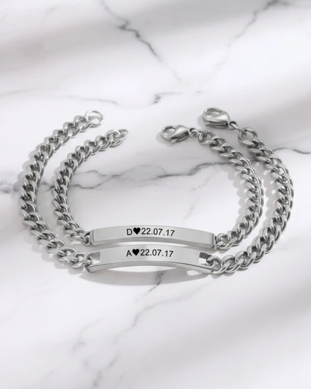 Pulseras de pareja grabadas – placa con inicial y fecha, cadena barbada, regalo de aniversario para los dos