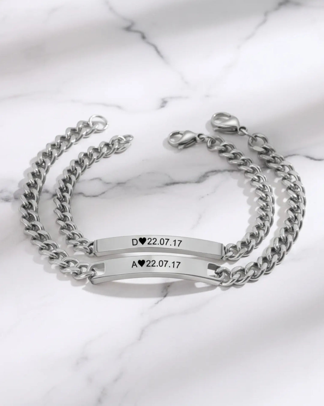 Pulseras de pareja grabadas – placa con inicial y fecha, cadena barbada, regalo de aniversario para los dos