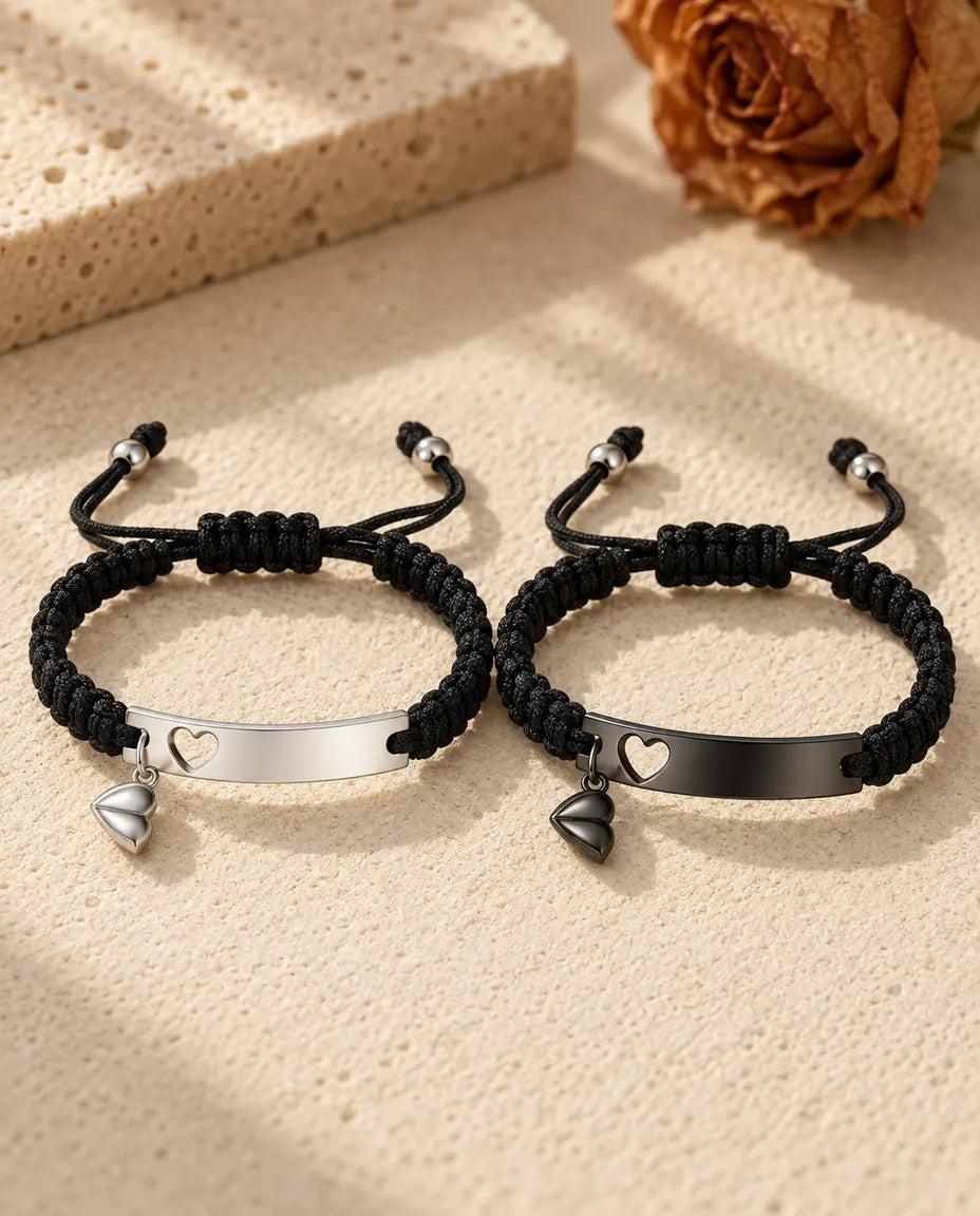 Pulseras de pareja grabadas - pareja a juego sobre una superficie