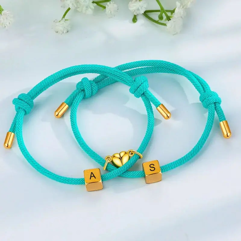 Pulseras de pareja con iniciales – corazones imantados de acero y cuerda trenzada, set de 2, regalo de aniversario