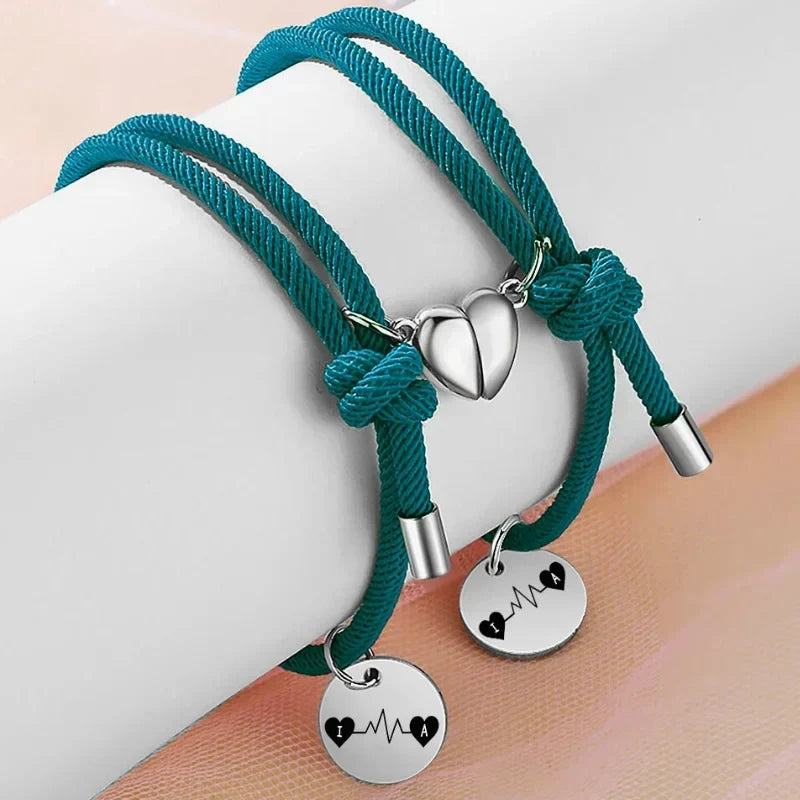 Pulseras de pareja con latido – corazones magnéticos e iniciales grabadas, acero azul marino, set de 2