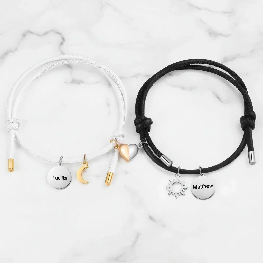 Pulseras de pareja sol y luna con imán – cuero blanco y negro, colgantes de acero con dos nombres grabados
