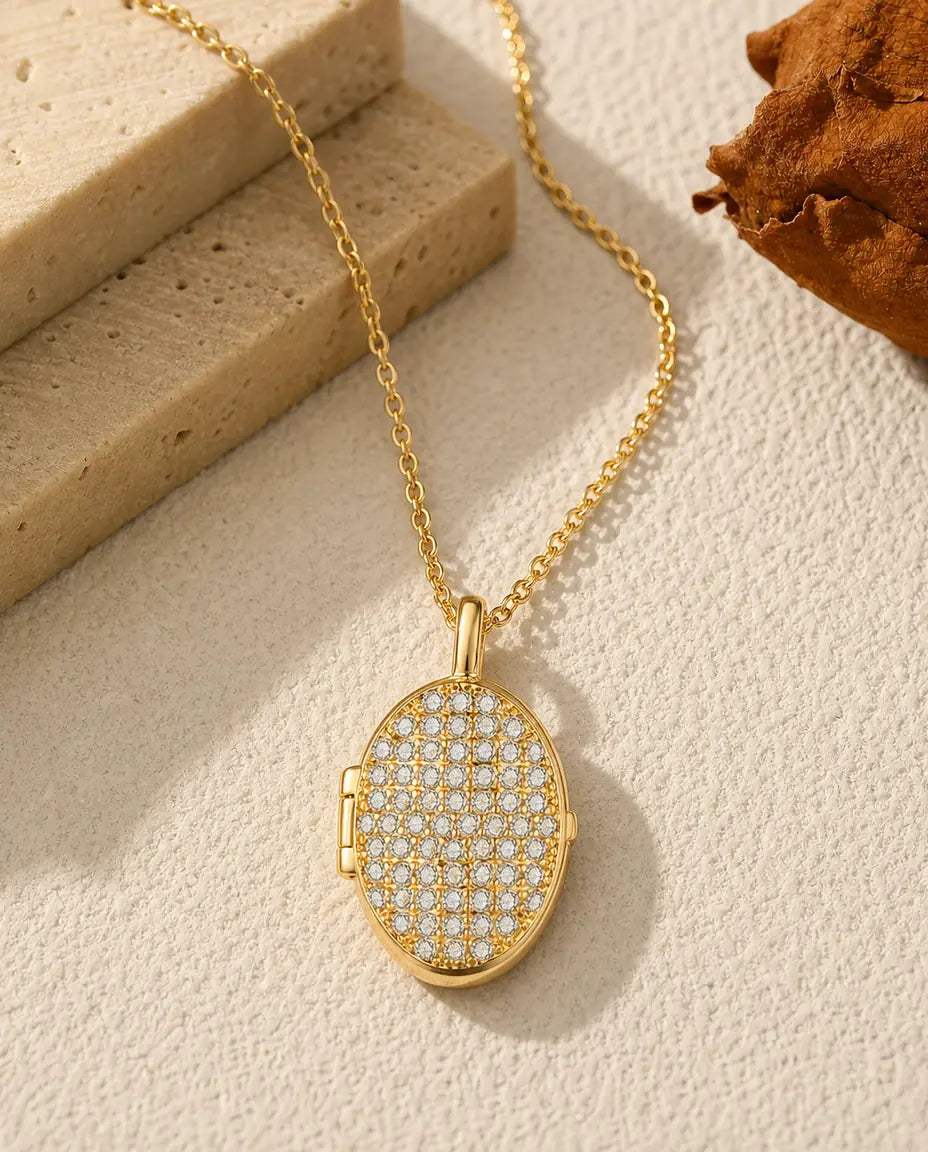 Relicario ovalado con foto – tapa cuajada de cristales, collar dorado con dos fotos dentro