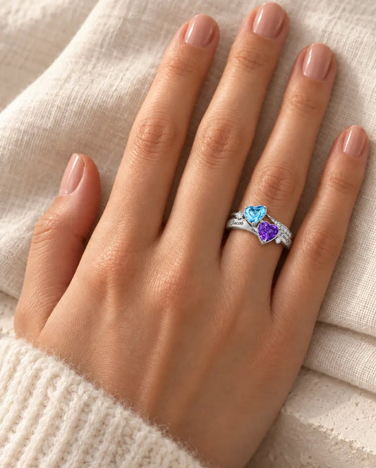 Anillo de Piedras de Nacimiento Personalizado con 2 Nombres - dos corazones - llevado en la mano