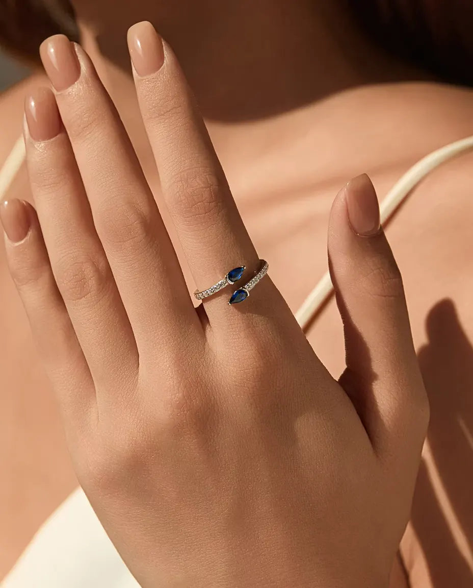 Anillo Abierto de Gotas Azules - dos piedras talla pera sobre aro de pavé abierto, plata 925, ajustable
