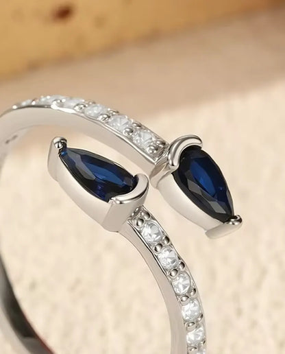 Anillo Abierto de Gotas Azules - dos piedras talla pera sobre aro de pavé abierto, plata 925, ajustable