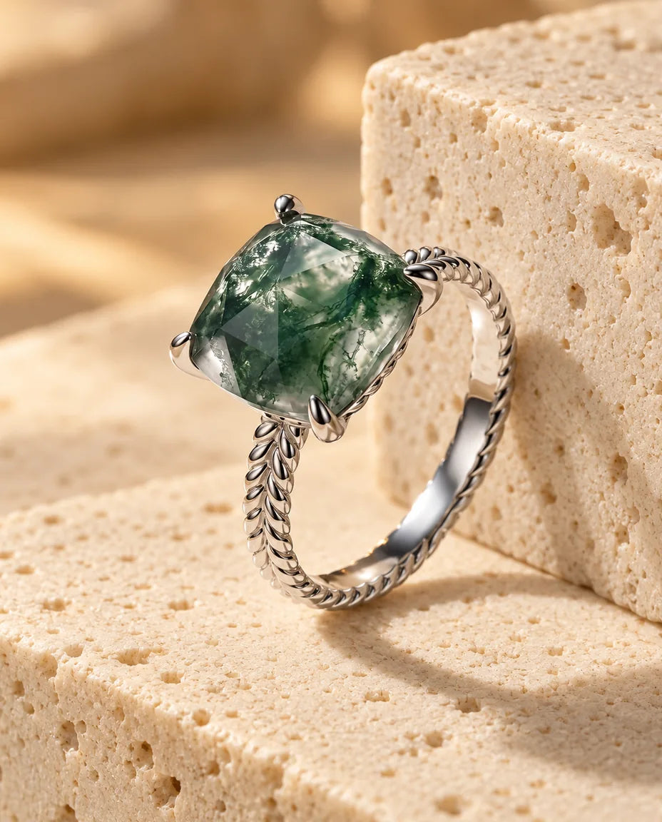 Anillo de ágata musgosa - expuesto sobre un bloque de travertino