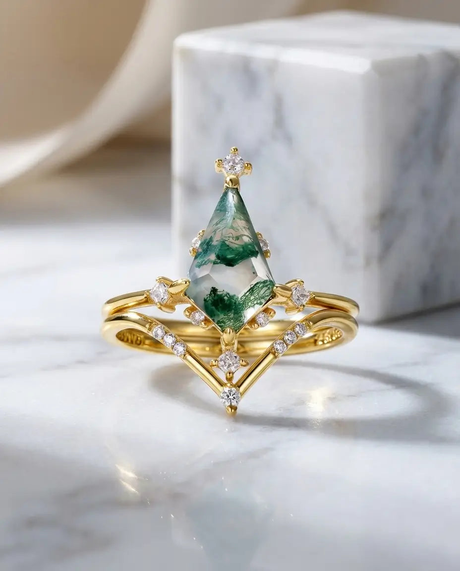 Anillo de ágata musgosa talla cometa de 7x12 mm – engaste brújula Art déco en baño de oro con aro chevron a juego