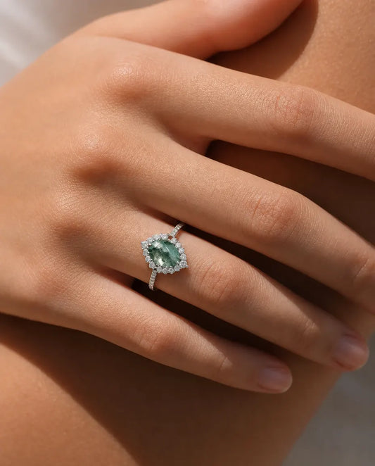 Anillo de ágata musgosa – óvalo facetado con halo graduado y aro pavé, plata de ley 925