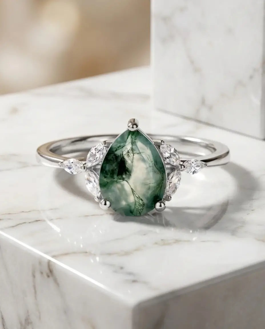 Anillo de ágata musgosa – talla pera con acentos marquesa en plata de ley 925, pedida inspirada en la naturaleza