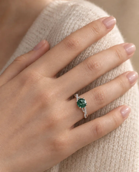 Anillo de Ágata Musgosa Redondo en Plata 925 - llevado en el dedo de una modelo, primer plano