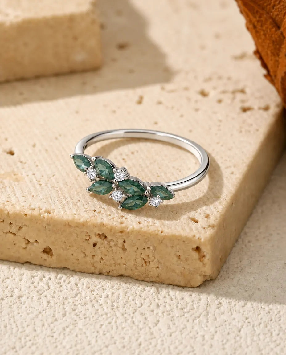 Anillo de ágata musgosa – seis hojas talla marquesa con circonitas, aro fino de plata de ley 925