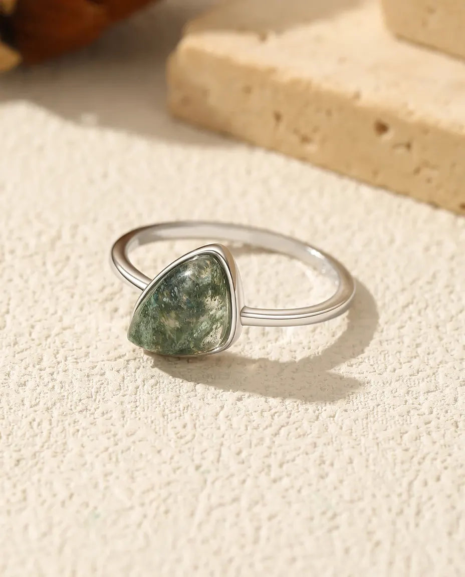 Anillo de ágata musgosa – solitario triangular en engaste bisel, aro fino apilable de plata de ley 925