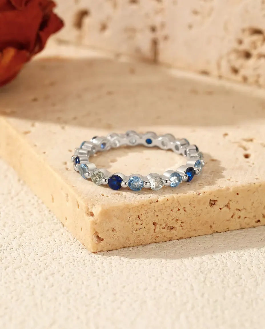 Anillo de Circonitas Azules en Degradado en Plata 925 - sobre un bloque de travertino