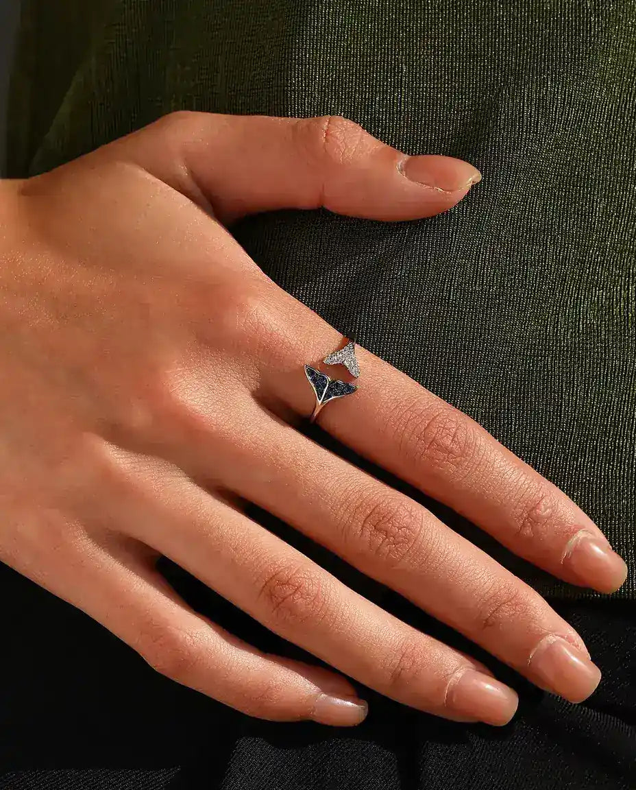 Anillo Cola de Ballena abierto ajustable - piedras azules y blancas, tallas US 6 a 9, plata de ley 925