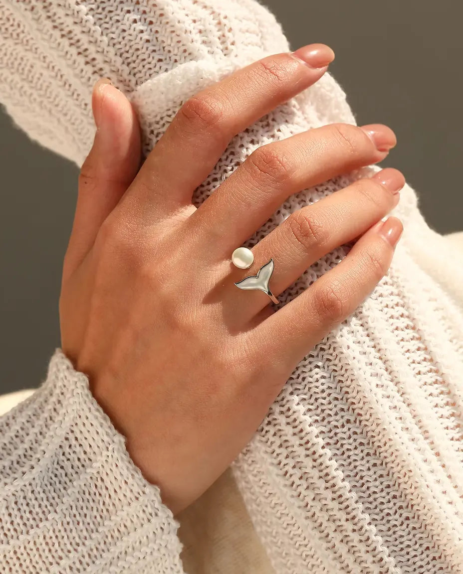 Anillo Cola de Ballena con Perla - aro abierto y ajustable con aleta blanca, plata de ley 925