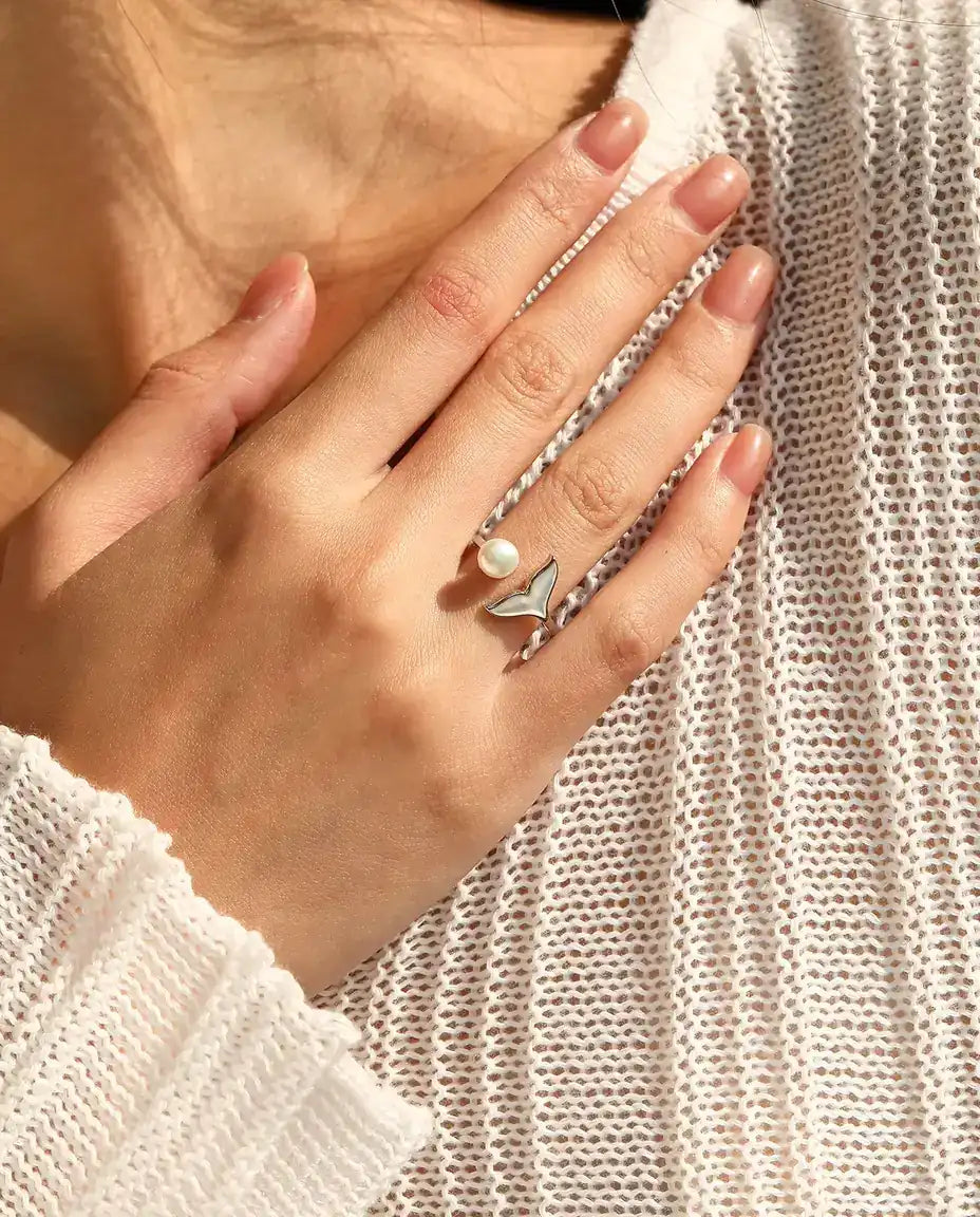 Anillo Cola de Ballena con Perla - aro abierto y ajustable con aleta blanca, plata de ley 925