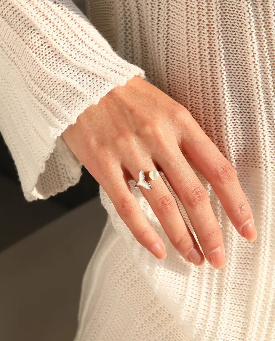 Anillo Cola de Ballena con Perla - aro abierto y ajustable con aleta blanca, plata de ley 925