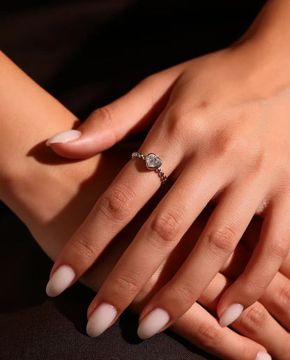 Anillo de Corazón con Moissanita en Plata 925 - llevado en la mano de una modelo