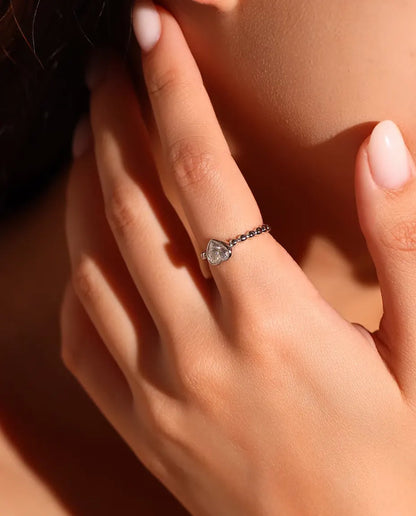 Anillo de Corazón con Moissanita en Plata 925 - llevado por una modelo con las manos cerca de la cara