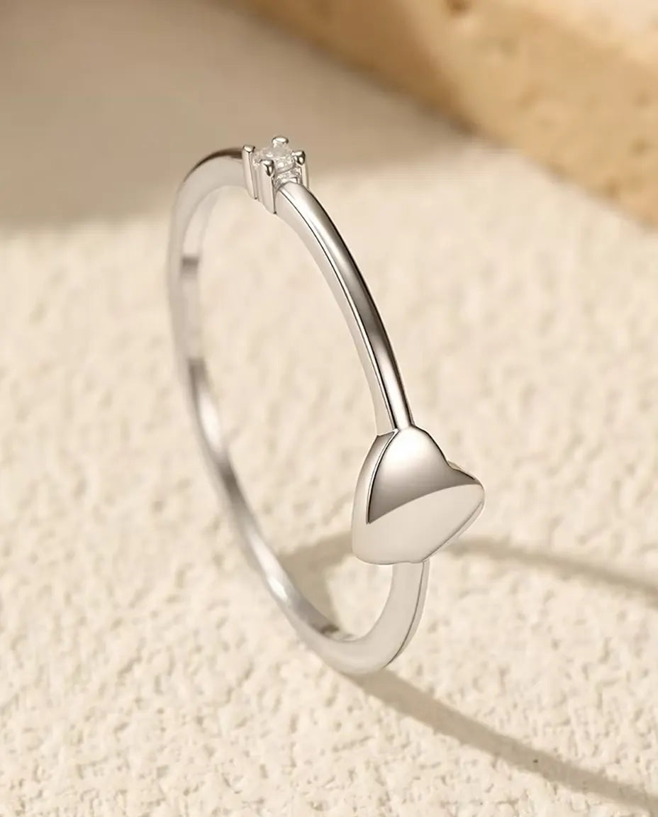 Anillo Corazón - corazón pulido de 5 mm y moissanita color D de 1,5 mm sobre una banda de 0,8 mm en plata 925, tallas 5 a 9