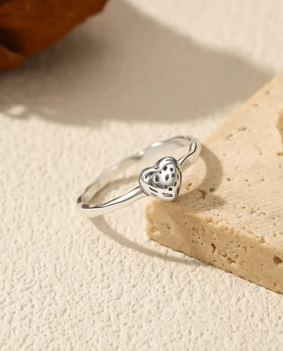 Anillo corazón texturizado - corazón abombado de 6 mm con puntitos sobre banda fina, plata 925 maciza, tallas US 5 a 9