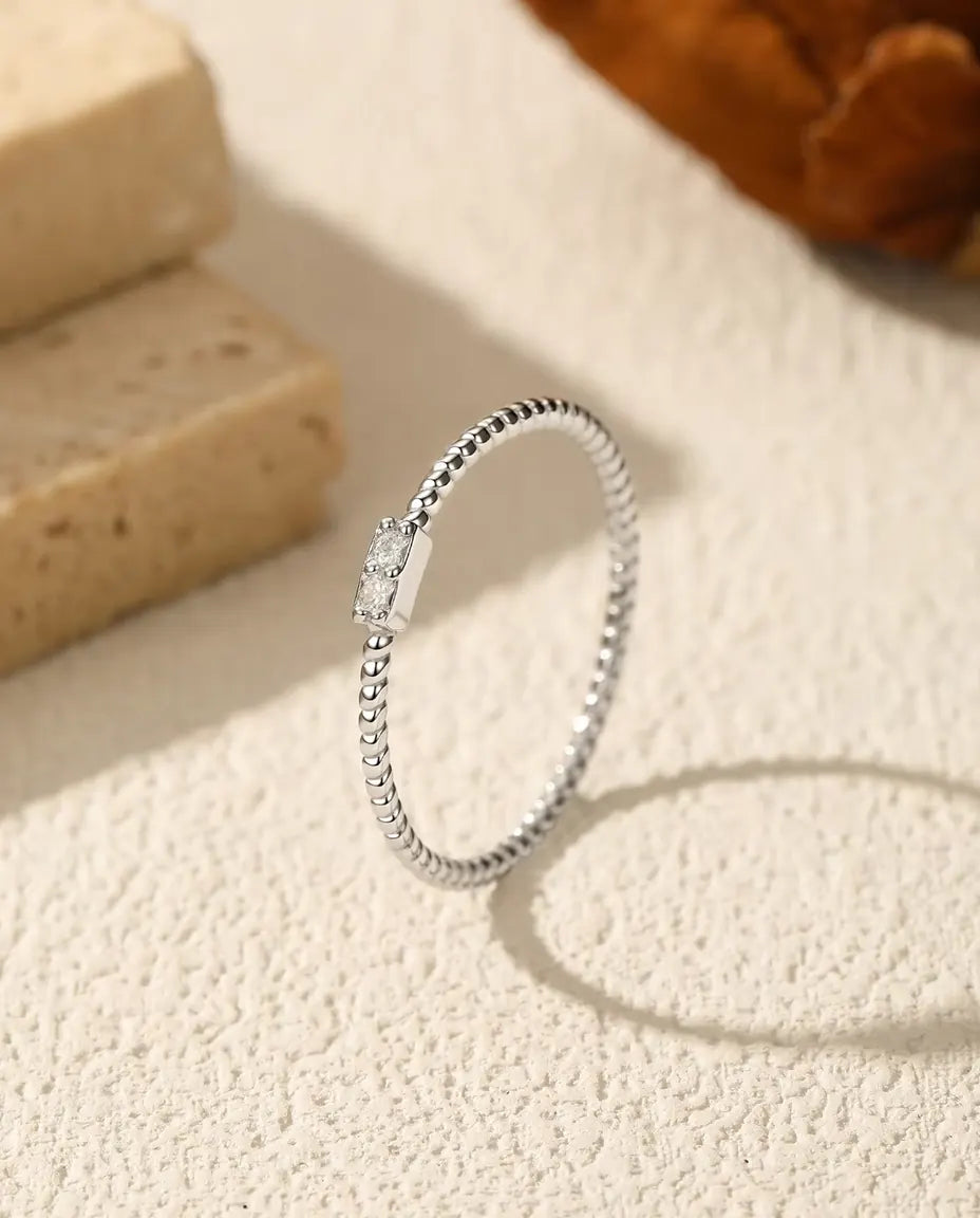 Anillo Cordón con Moissanita - dos piedras de 1,5 mm color D / VVS1 en una barra de 4 mm, plata 925, tallas 5 a 9