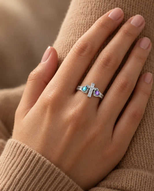 Anillo de Piedras de Nacimiento Personalizado con 2 Nombres - con cruz de circonitas - llevado en la mano