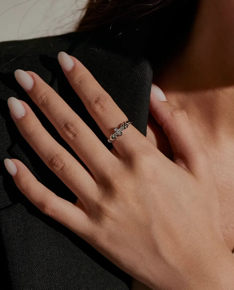 Anillo de Cruz con Moissanita en Plata 925 - llevado en una mano apoyada en el hombro