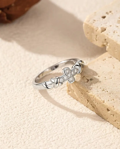 Anillo de Cruz con Moissanita en Plata 925 - apoyado en el borde de una losa de travertino