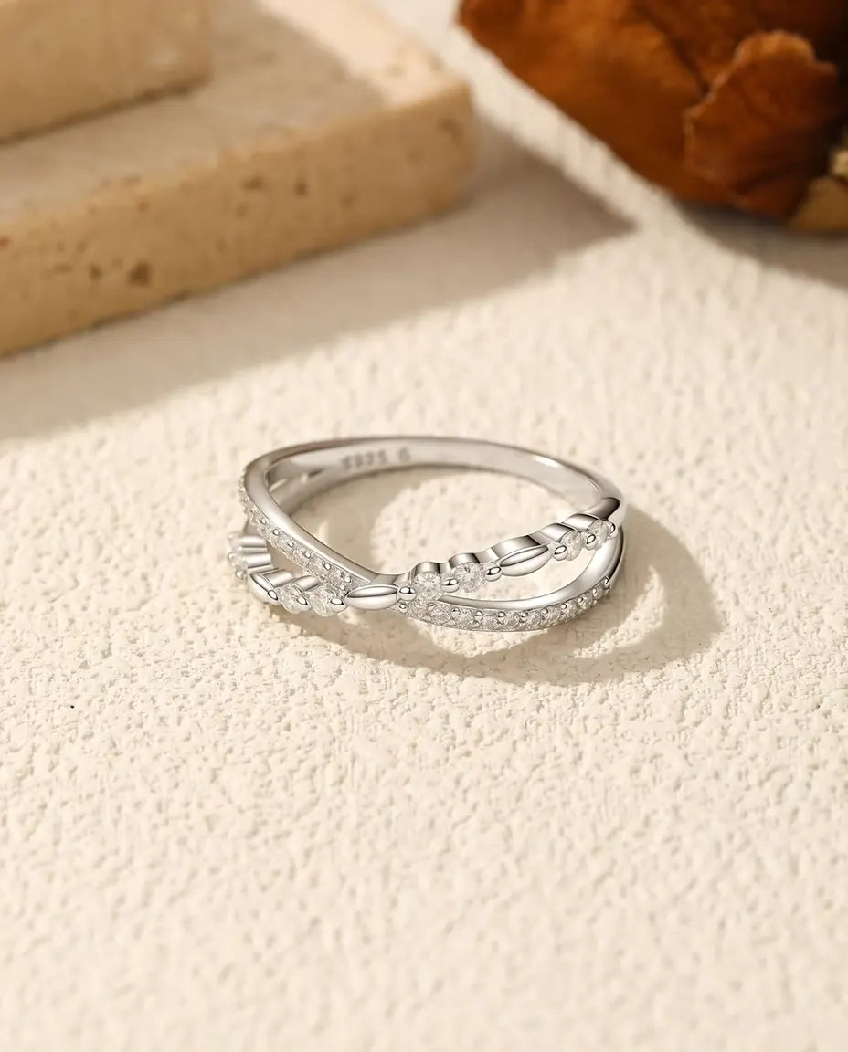 Anillo cruzado con moissanita - banda pavé y cordón trenzado entrelazados, 28 piedras en plata 925, tallas US 5 a 9