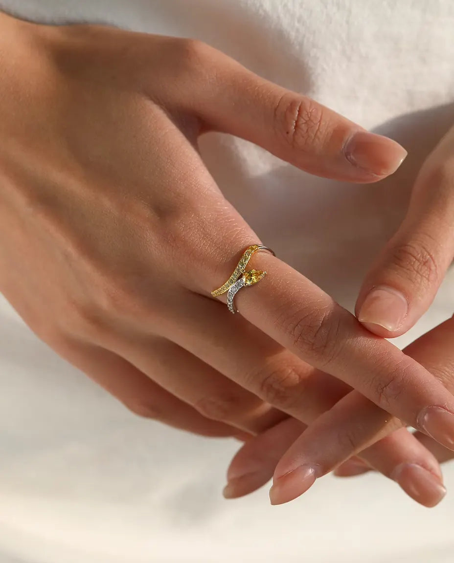 Anillo Cruzado Bicolor - pera amarilla donde se cruzan dos aros en pavé, tallas 5 a 9, plata de ley 925