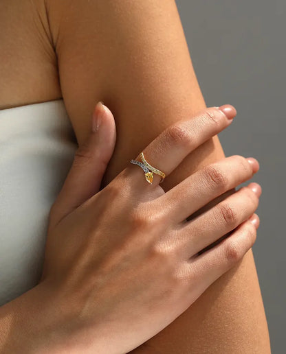 Anillo Cruzado Bicolor - pera amarilla donde se cruzan dos aros en pavé, tallas 5 a 9, plata de ley 925