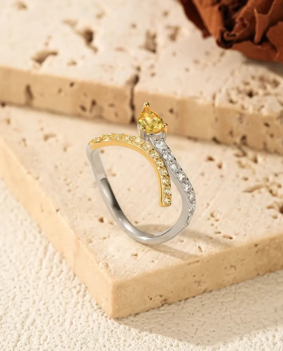 Anillo Cruzado Bicolor - pera amarilla donde se cruzan dos aros en pavé, tallas 5 a 9, plata de ley 925